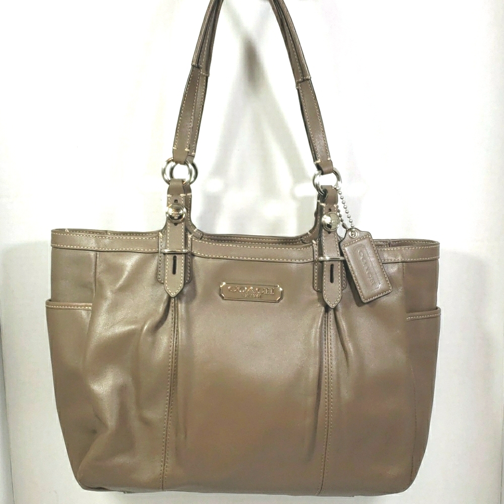 Coach medium shoulder purse EUC!